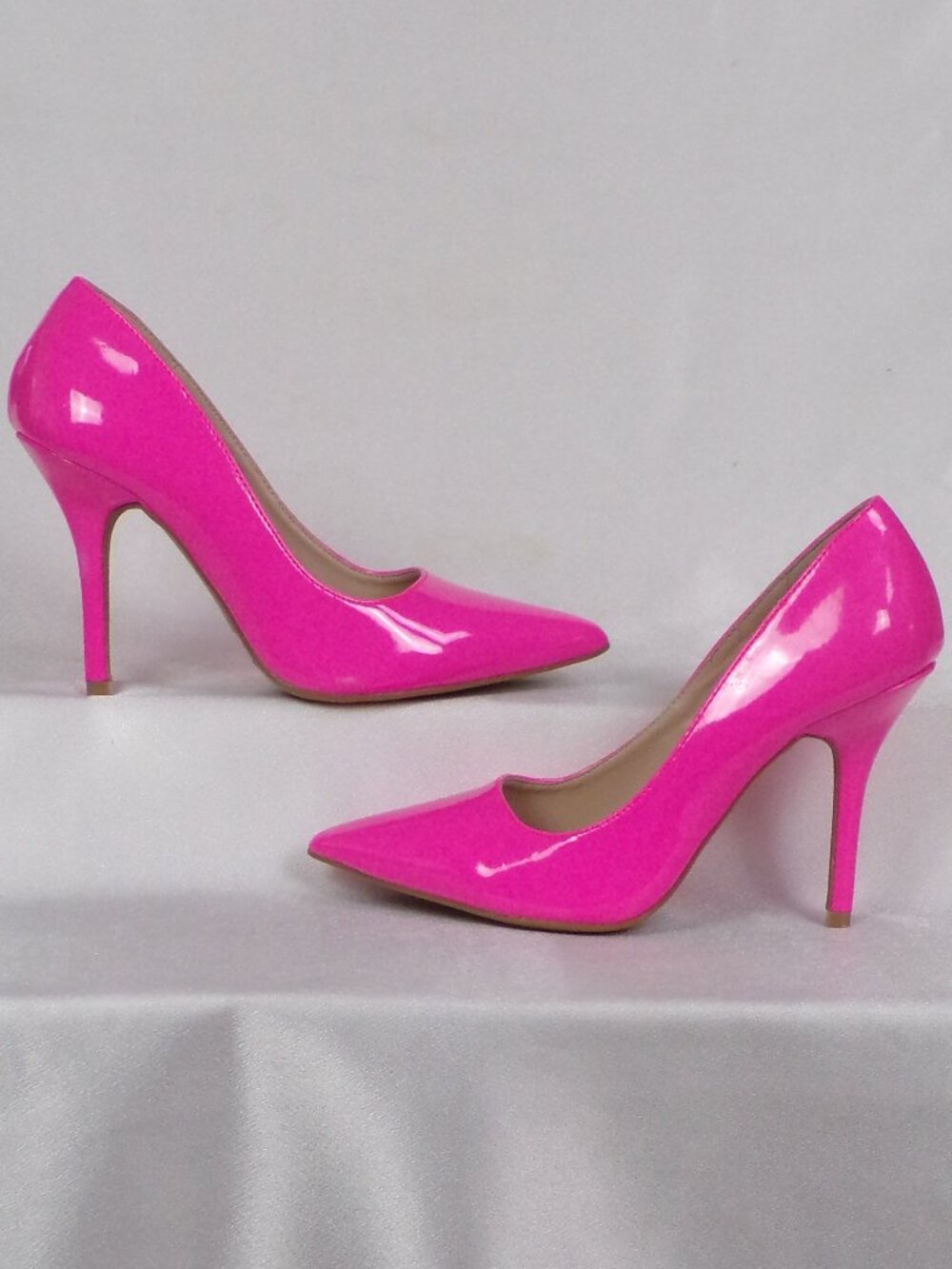 WILD DIVA LOUNGE size 8 fuchsia faux-pat.-leathr ultra-high-heel point-toe pumps